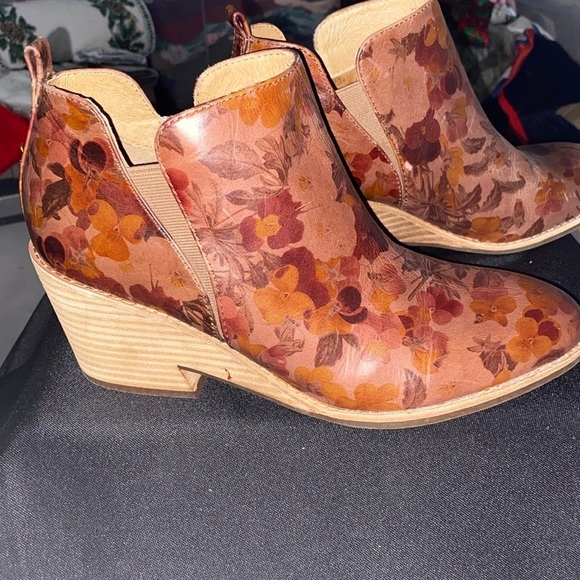 SOFFT WO SIZE 11 Leather Floral Brown Ankle Boots slight wedge heel approx 4” - Picture 1 of 11